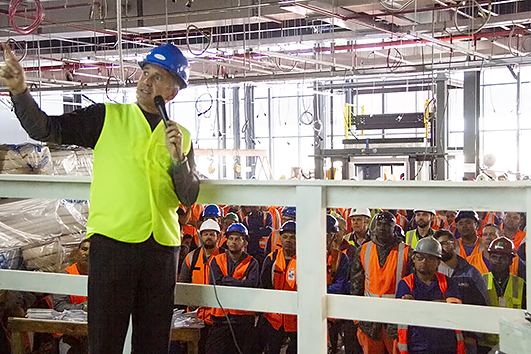 Desembargador Roberto Guglielmetto fala a trabalhadores do novo aeroporto de Florianópolis