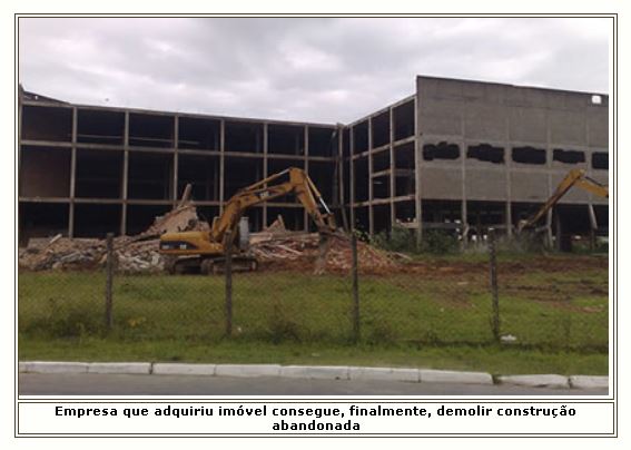 Imóvel em Itajaí sendo demolido