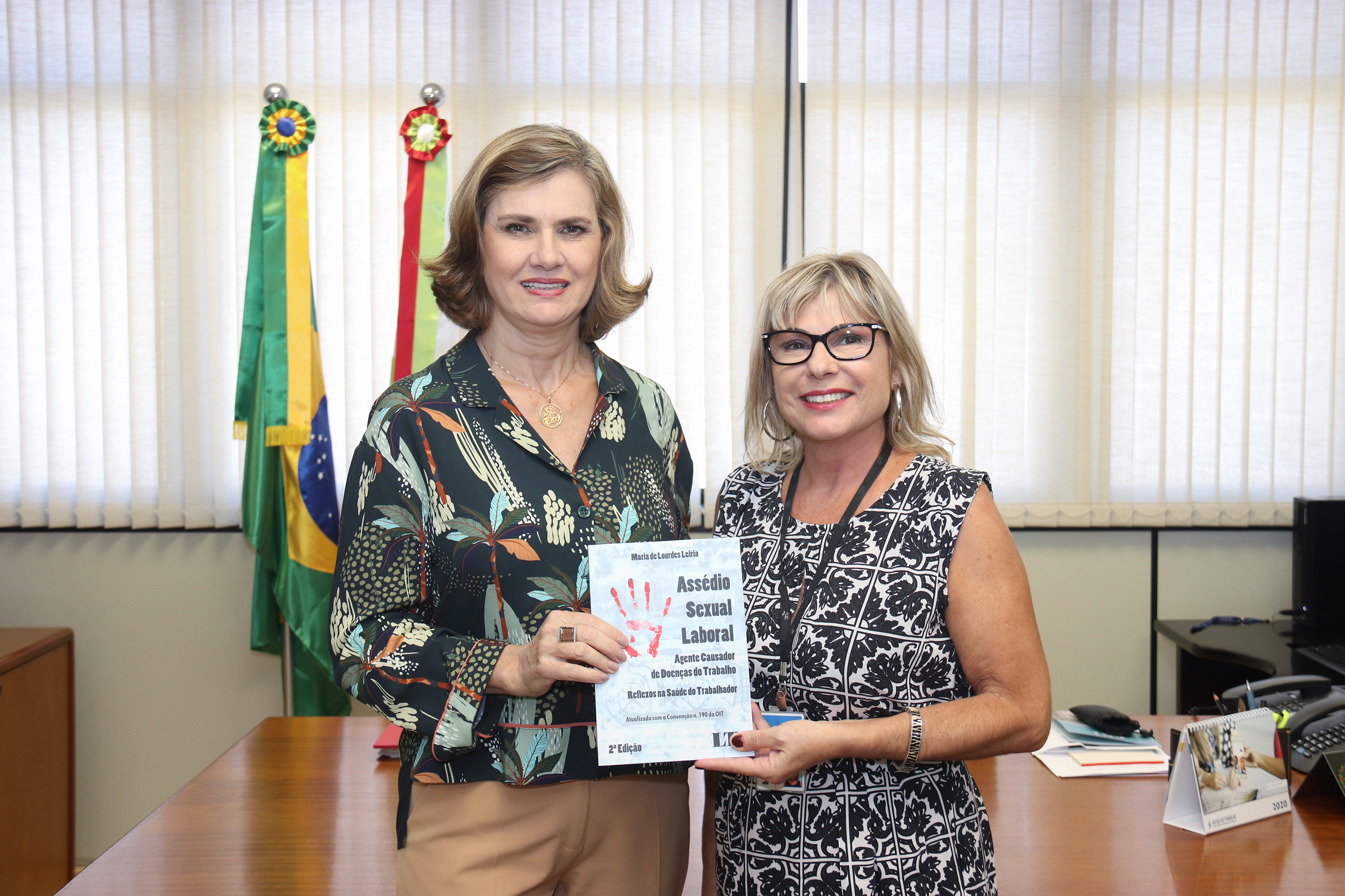 Presidente também entregou livro à assistente-chefe da Biblioteca, Elisete da Cunha