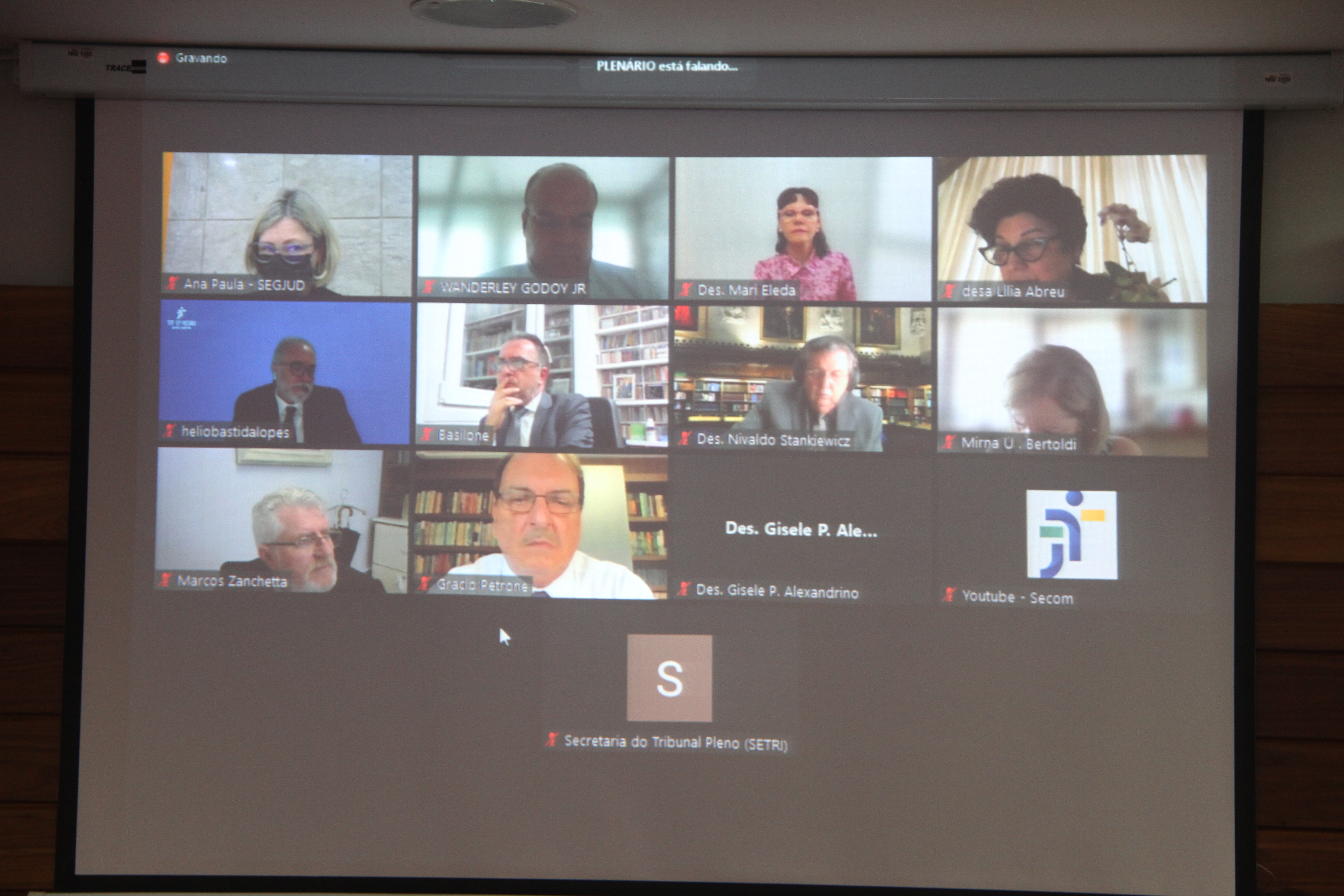 Foto do telão do Pleno mostrando os desembargadores em videoconferência pelo Zoom