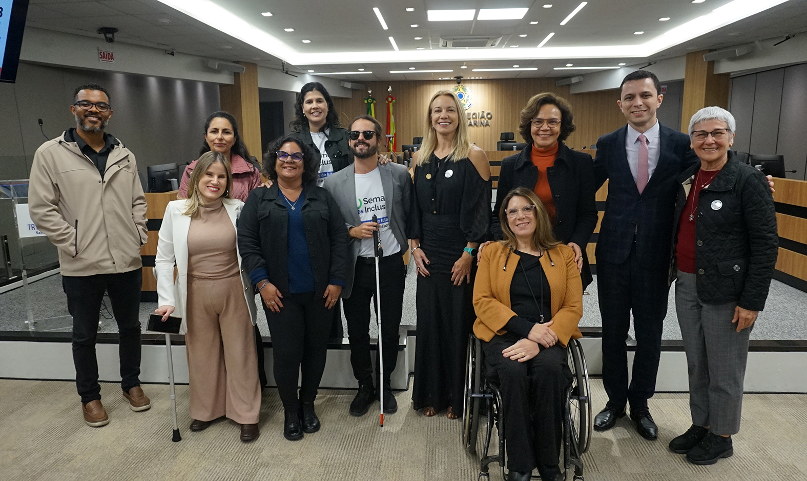 Grupo de pessoas posando para foto