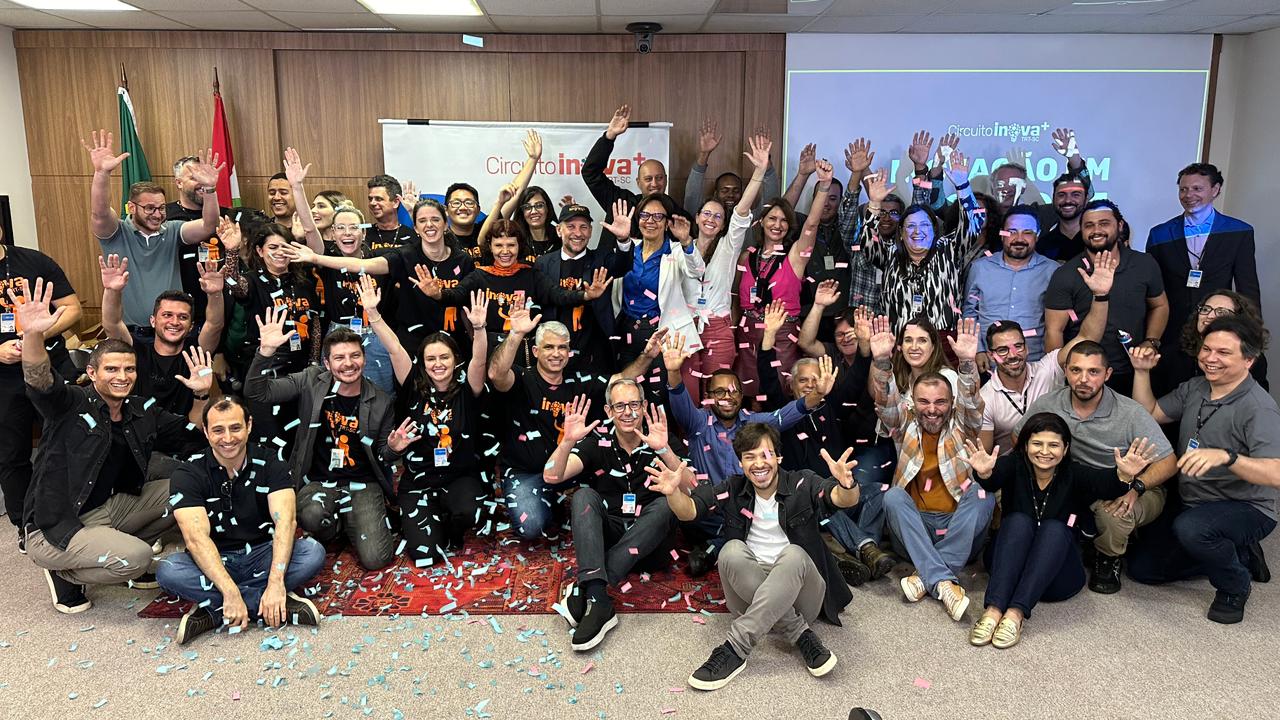 Grupo de pessoas festejando e posando para a foto