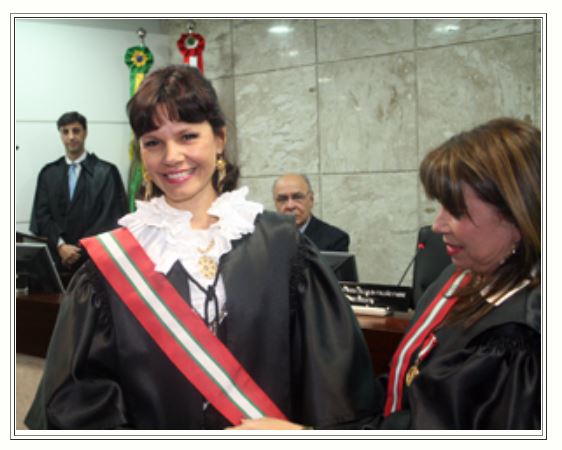 Juíza Mari Eleda na cerimônia de posse ao lado da presidente Marta Fabre