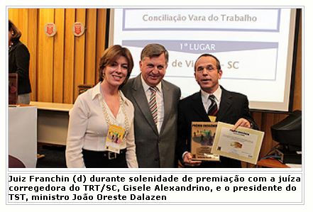 Juiz Franchin, Desembargadora Gisele e Ministro Dalazen na entrega do Prêmio Excelência