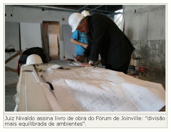 Juiz Nivaldo assina livro de obra em Joinville
