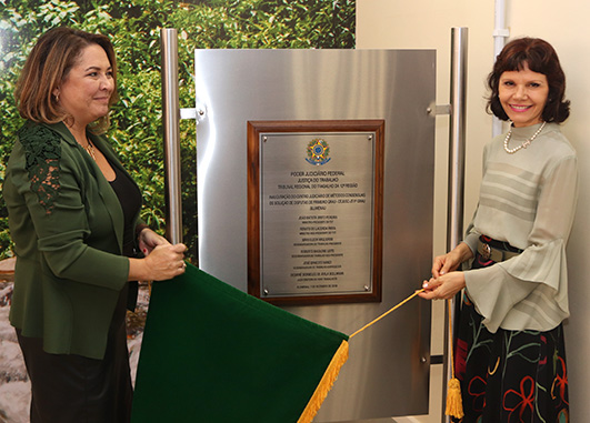 Desembargadora Mari Eleda e juíza Desirré descerram placa de inauguração do Cejusc de Blumenau