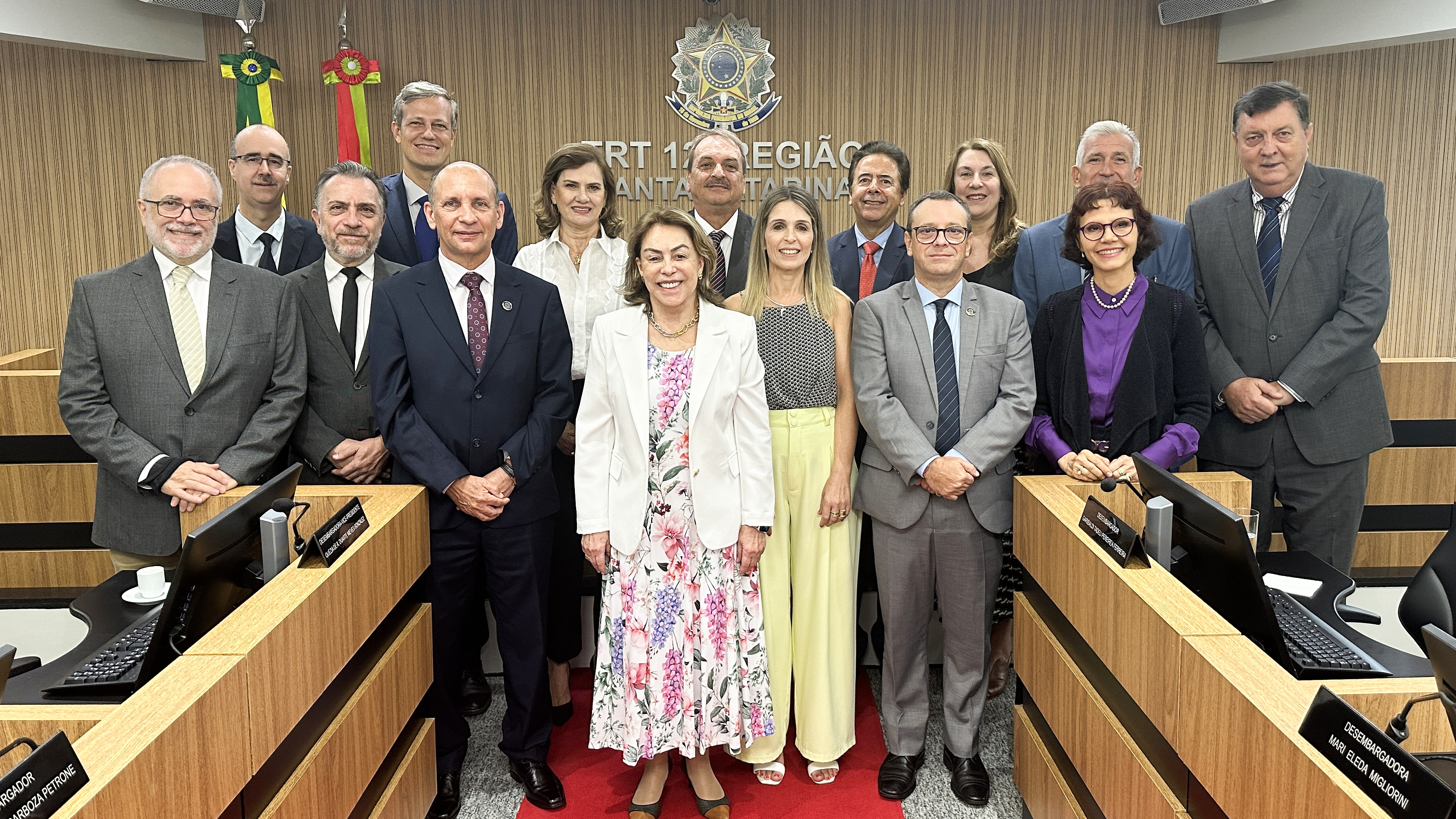 Fotografia traz a ministra Dora Maria da Costa ao centro, com outros quatorze desembargadores do TRT-SC, sendo quatro mulheres e dez homens