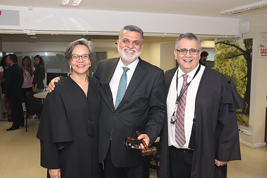 Ministro Lelio com juízes Maria Aparecida e Valter Túlio no Cejusc de primeiro grau