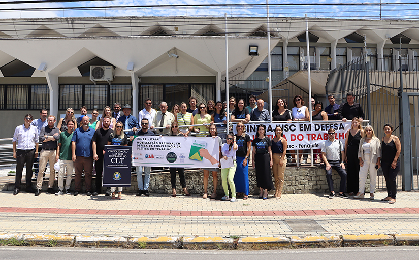 Fotografia mostra pessoas reunidas em frente ao Foro do Trabalho de Itajaí em mobilização em defesa das competências da Justiça do Trabalho