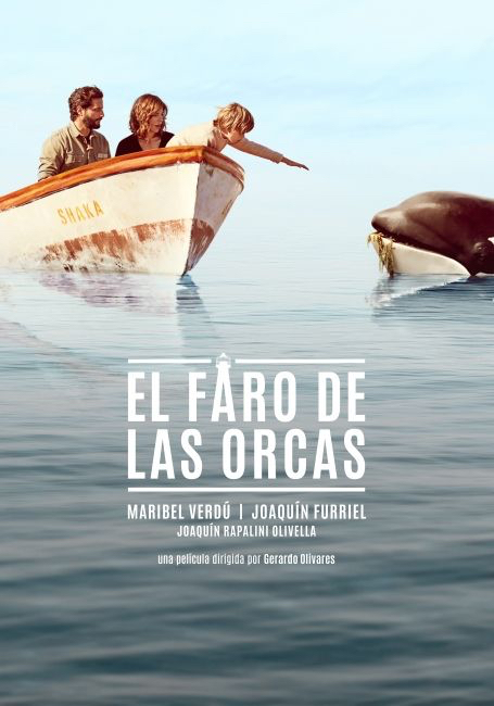 Para todos verem: Texto: "El Faro de Las Orcas. Maribel Verdú. Joaquín Furriel. Joaquín Rapalini Olivella. Uma película dirigida por Gerardo Olivares”. Ilustração: Banner em que um homem, uma mulher e um menino estão dentro de um barco no mar. Ao lado há uma baleia no mar.