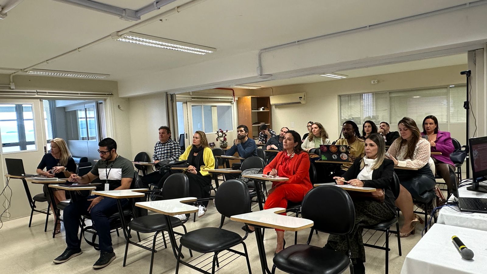 fotografia do público sentado em cadeiras acompanhando à palestra