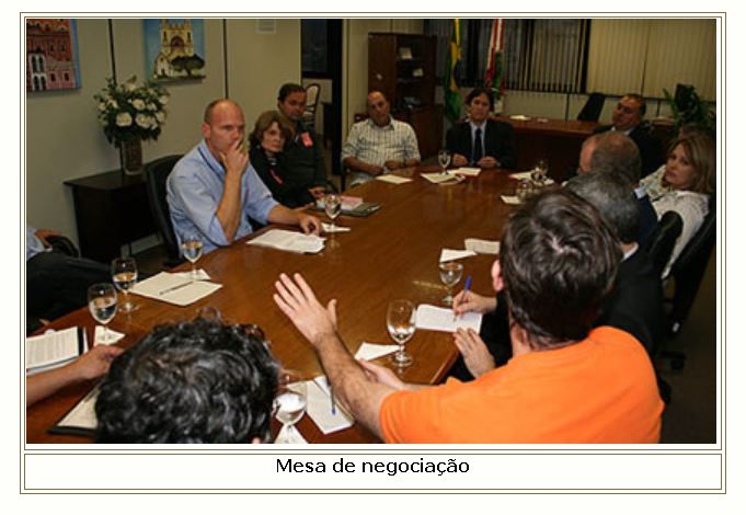 Presidente Gilmar e mesa de servidores em negociação