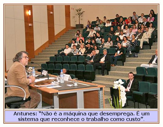 Professor Ricardo Antunes em palestra