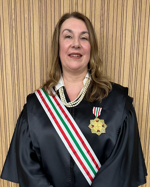 Mulher sorrindo vestindo toga