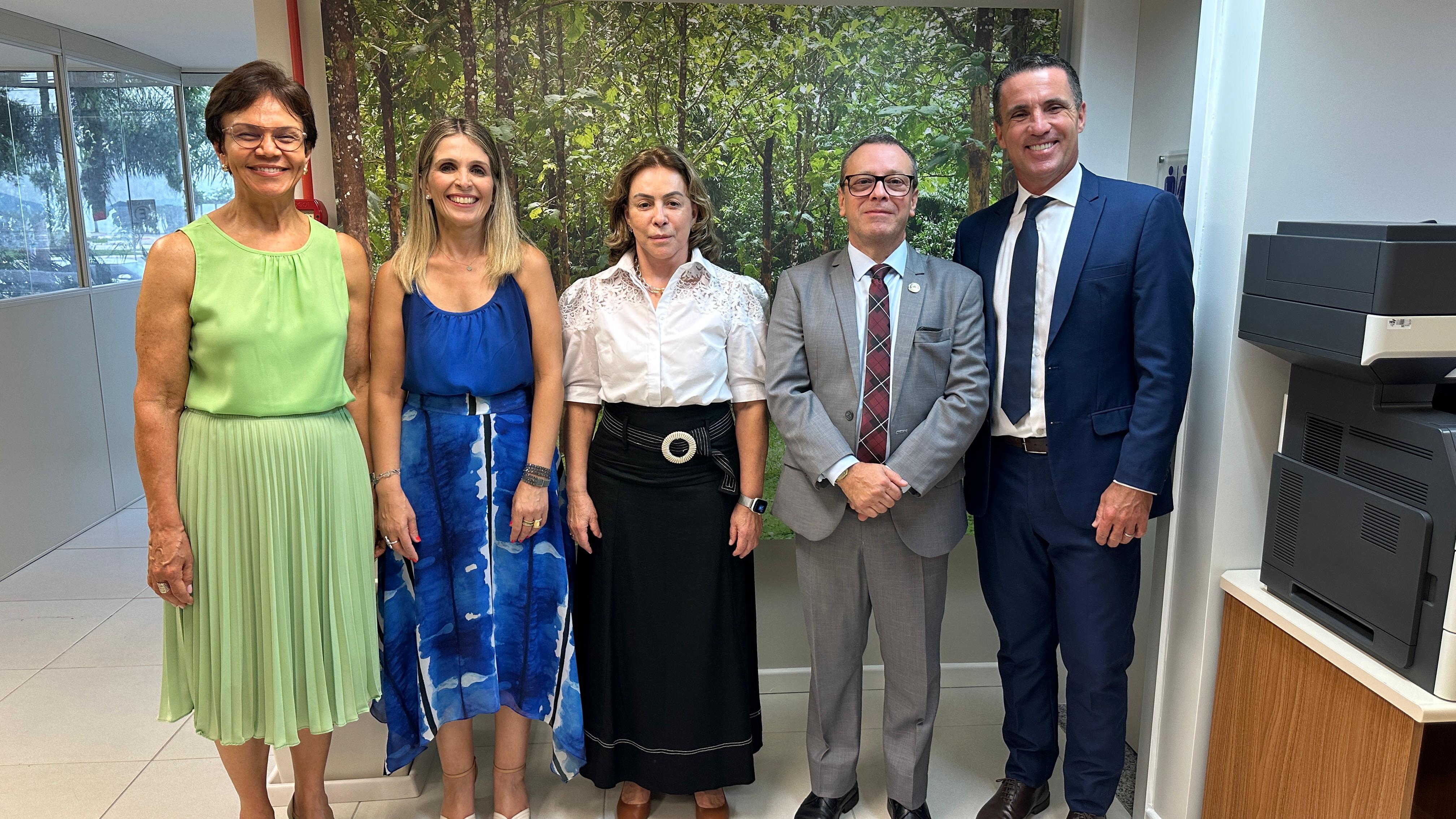 Cinco pessoas posam para foto, sendo três mulheres e dois homens. Ao centro, está a ministra do TST, Dora Maria da Costa.