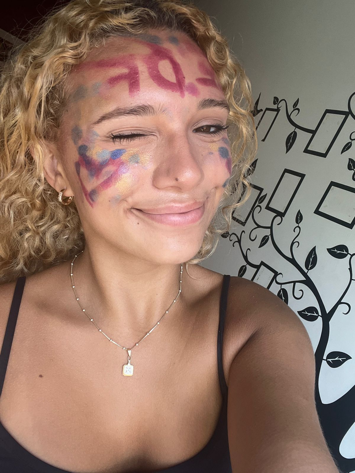 Menina sorrindo com o rosto pintado