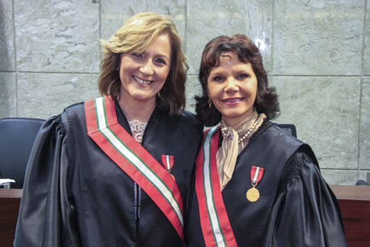 Mirna Bertoldi e a presidente do TRT-SC, desembargadora Mari Eleda