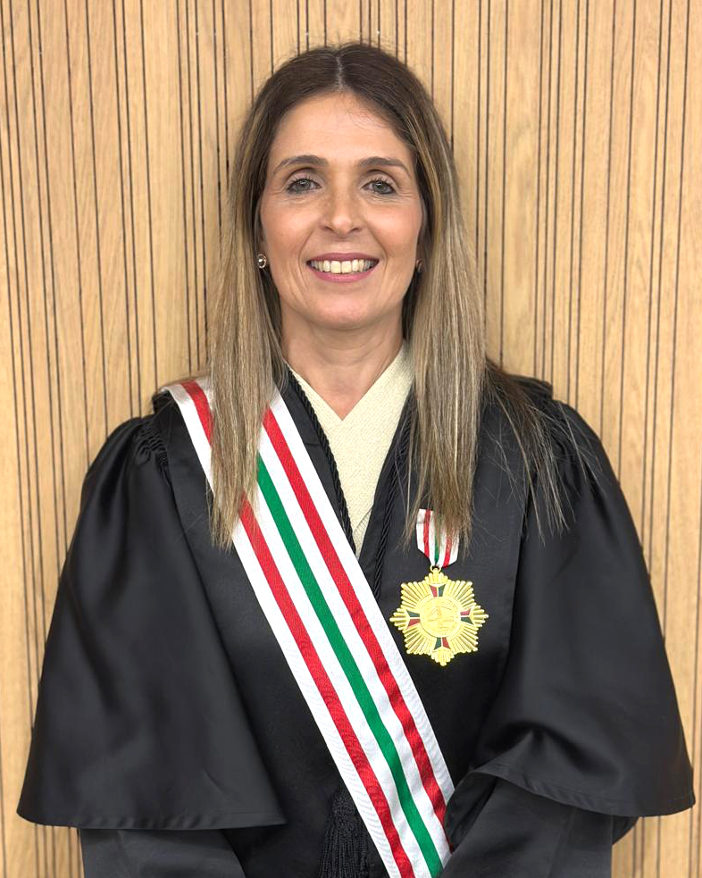 Mulher sorrindo vestindo toga