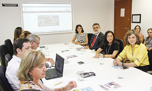 Na foto,  ministro Lélio Bentes Corrêa, desembargadoras Mari Eleda e Lourdes Leiria e demais pessoas sentadas à mesa