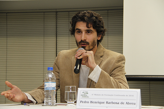 Pesquisador da Unicamp Pedro Henrique Abreu falando ao microfone