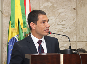 Advogado Ricardo Corrêa Júnior em discurso