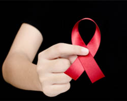 Mão segura laço combate à aids