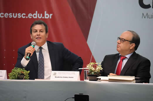 Desembargadores Amaury Pinto júnior e Wanderley Godoy na palestra da Escola Judicial