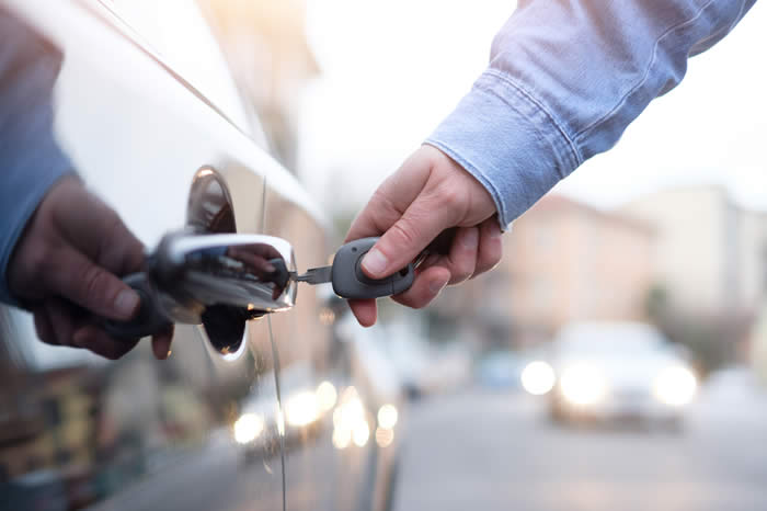 homem abrindo automóvel