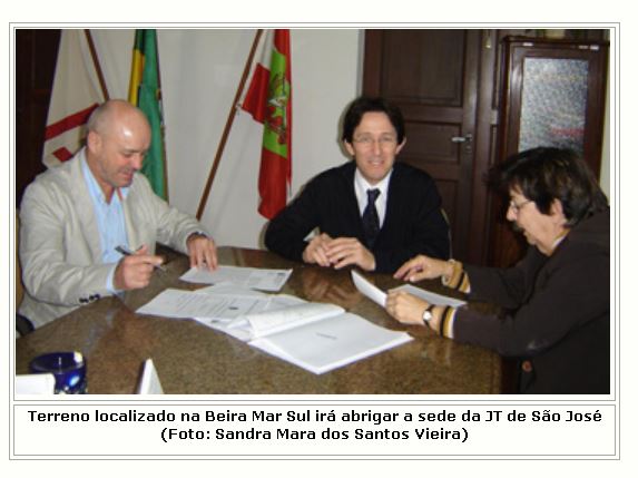 Assinatura de teermo de doação de terreno para FT de São José - Diretor Luiz Carlos Cardoso, Presidente Gilmar Cavalieri e Isolde Espíndola do SPU