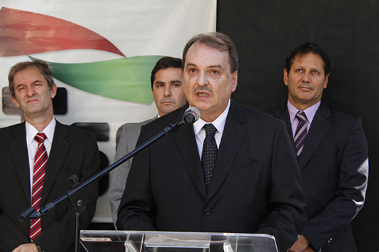 Presidente Gracio Petrone discursa em ato público