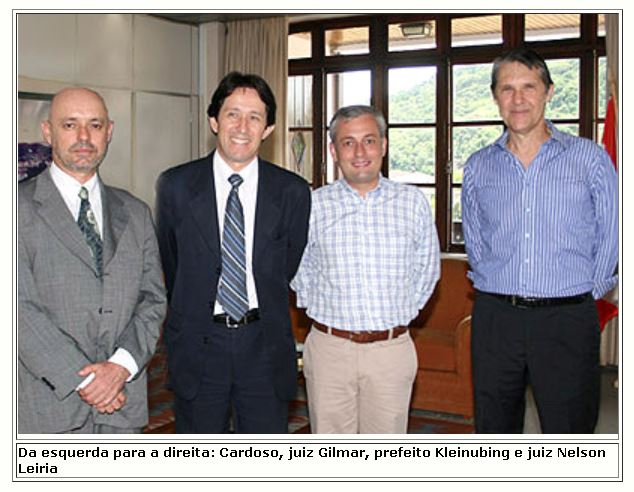 Diretor Cardoso, Presidente Gilmar, Prefeito Kleinubing e juiz Leiria em Blumenau