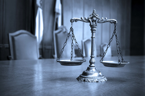 balança da justiça sobre a mesa