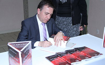 Juiz Roberto Basilone Leite em mesa de autógrafo de livro