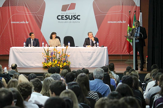 Ministros Walmir Costa e Alexandre Ramos com a desembargadora Mari Eleda.