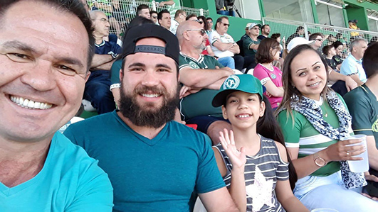 Premiado e seus familiares curtindo o jogo da Chapecoense no estádio 