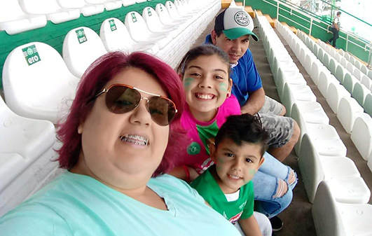 Premiado e seus familiares curtindo o jogo da Chapecoense no estádio 