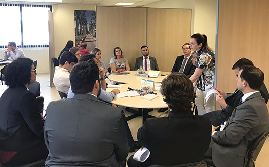 pessoas conciliando em mesa redonda