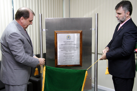 Desembargador Gracio e juiz Ricardo Nunes descerram placa de inauguração do CEJUSC 2 grau