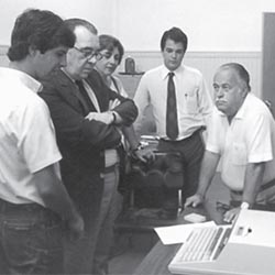 Desembargador Rufino demonstra primeiro computador do TRT