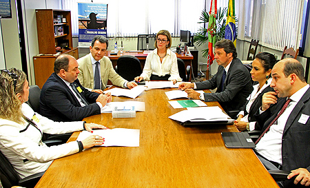 Desembargadora Gisele com juiz Alexandre Ramos e representantes de entidades aderentes ao PTS
