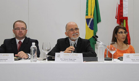 Desembargadora Viviane Colucci e juiz Goldschmidt em mesa com presidente do Conematra, desembargador Samuel Hugo Lima