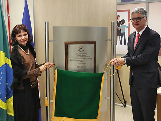 Desembargadores Mari Eleda e Rodrigo Collaço no descerramento de placa de inauguração do Cejusc