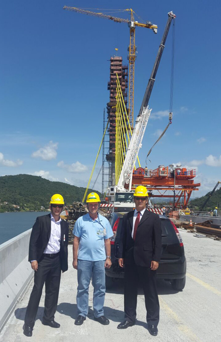 Desembargador Amarildo e juiz Jahn visitam as obras da ponte de Laguna