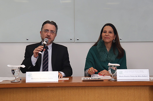 Desembargador Roberto Basilone, diretor da Ejud12, e juíza Maria Beatriz Gubert, vice-diretora 