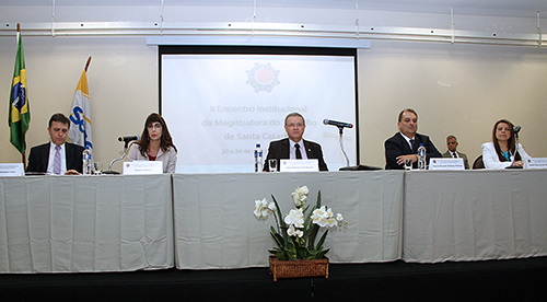 Desembargador Edson Mendes de Oliveira faz a abertura de evento institucional