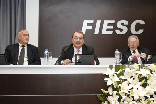 Desembargador Gracio na FIESC, entre o procurador Acir Hack e o presidente da entidade, Glauco Côrte