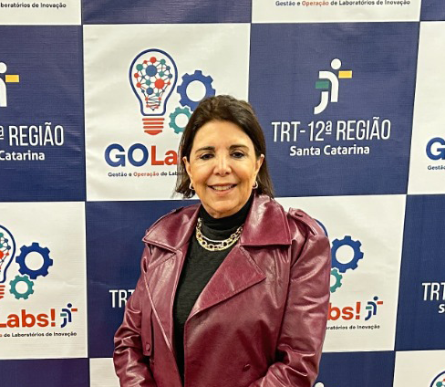 Uma mulher de cabelo castanho está posando para a foto