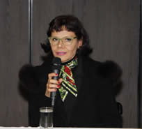 Desembargadora Mari Eleda falando ao microfone