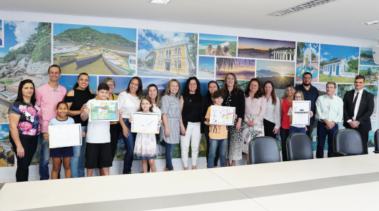 Na foto, magistrados, crianças e seus familiares