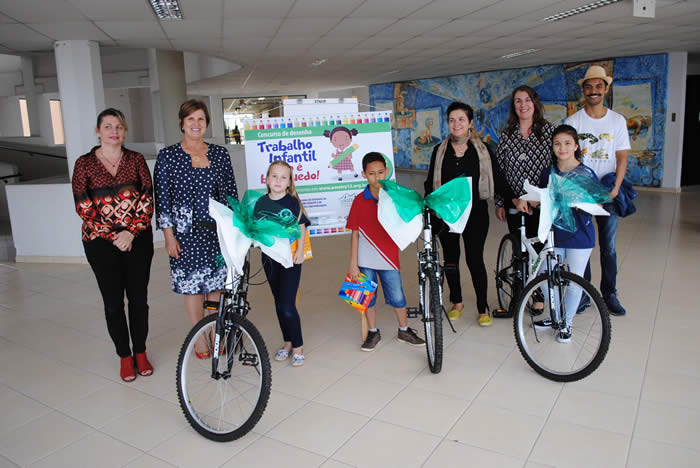 Na foto, prefeita Adeliana Dal Pont, desembargadora Teresa Regina Cotosky, juíza Ângela Maria Konrath, crianaças e seus familiares durante premiação